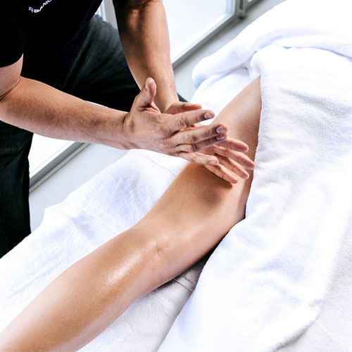 Leg Massage. <br>
      Focused on the hamstring and quadriceps muscles located at the front and back of the upper half of the leg, involves a range of different techniques that help reduce muscle tightness, relieve pain and increase blood circulation.